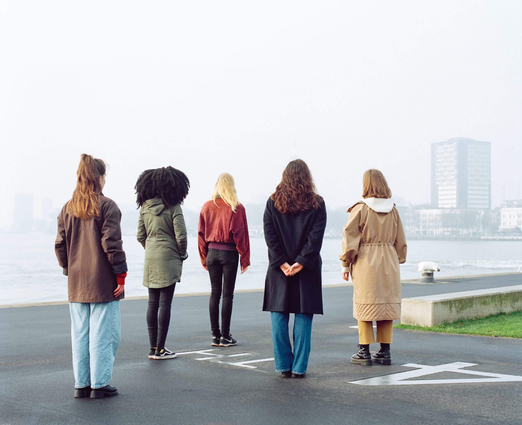 Vijf abortusbuddy’s staan naast elkaar aan het water