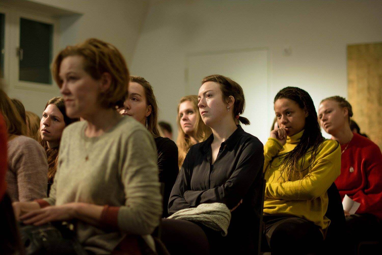 Deelnemers luisteren tijdens De Grote Feministische Brainstorm