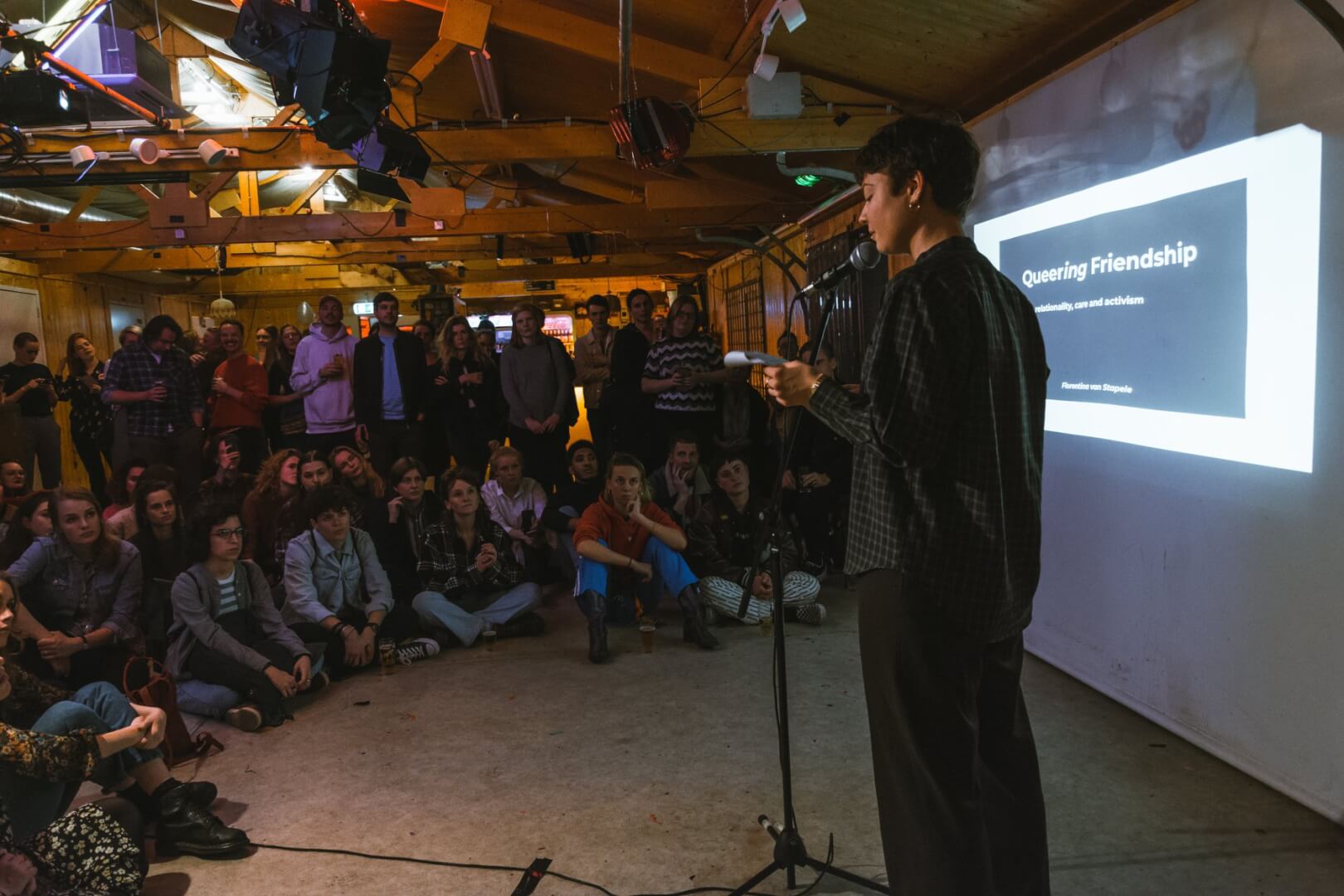 Een pitch voor het publiek tijdens een Femibo
