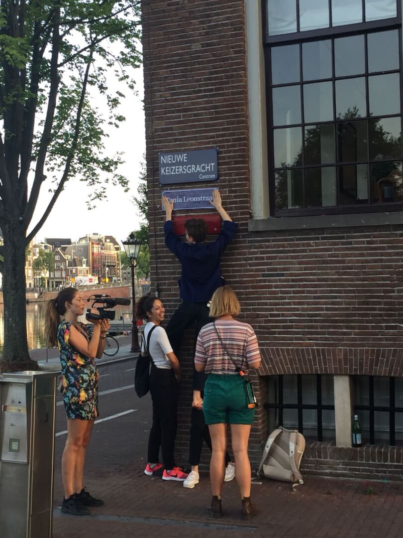 Meer vrouw op straat — foto 6