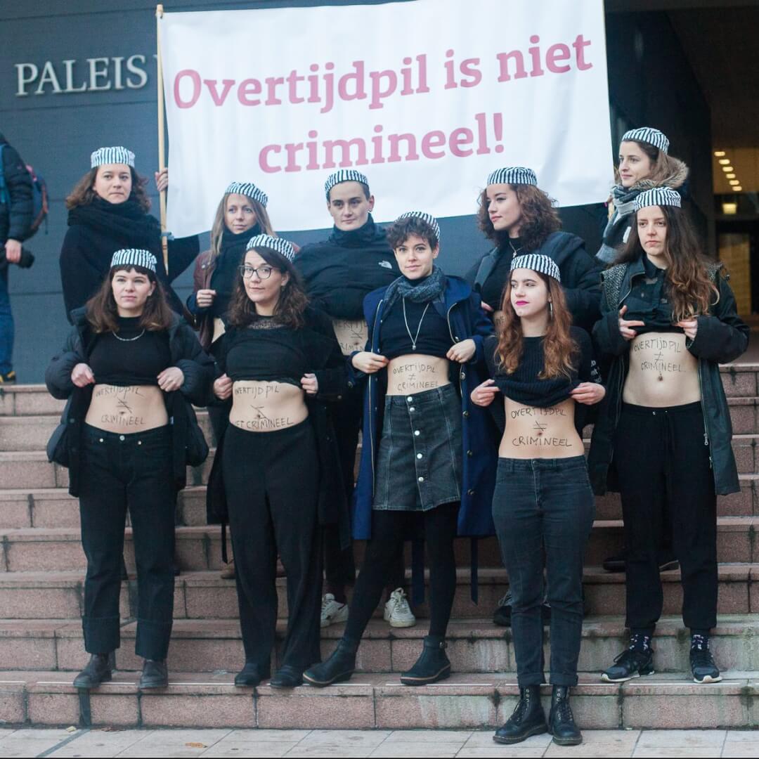 De Bovengrondse protesteert met het spandoek ‘Overtijdpil is niet crimineel!’